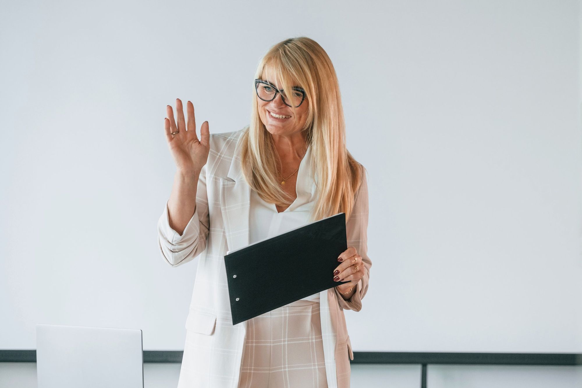 Kvinde underviser på kursus adfærdspsykologi i markedsføring
