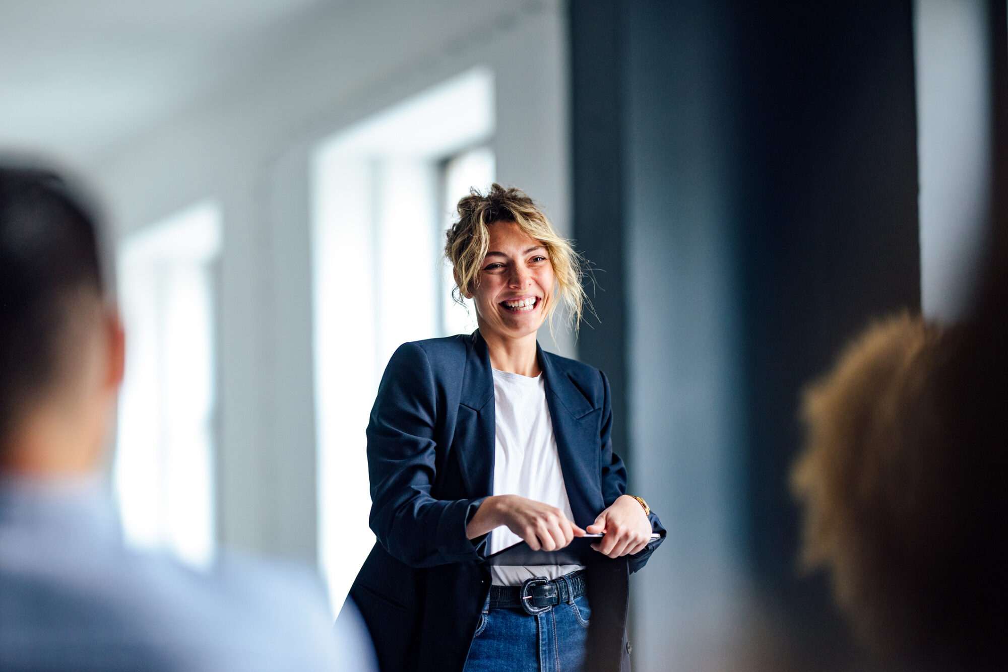 Kvinde underviser i kursus strategisk branding