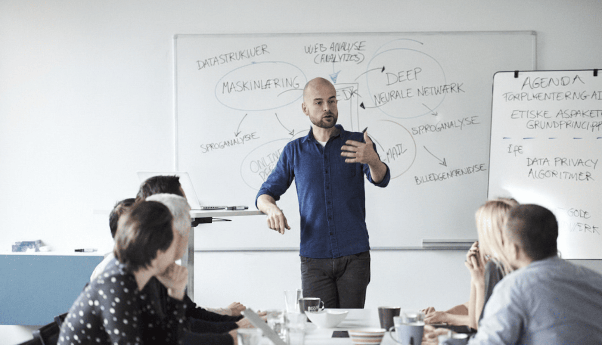 Carsten Timm underviser i AI-lokalet hos Bigum&Co