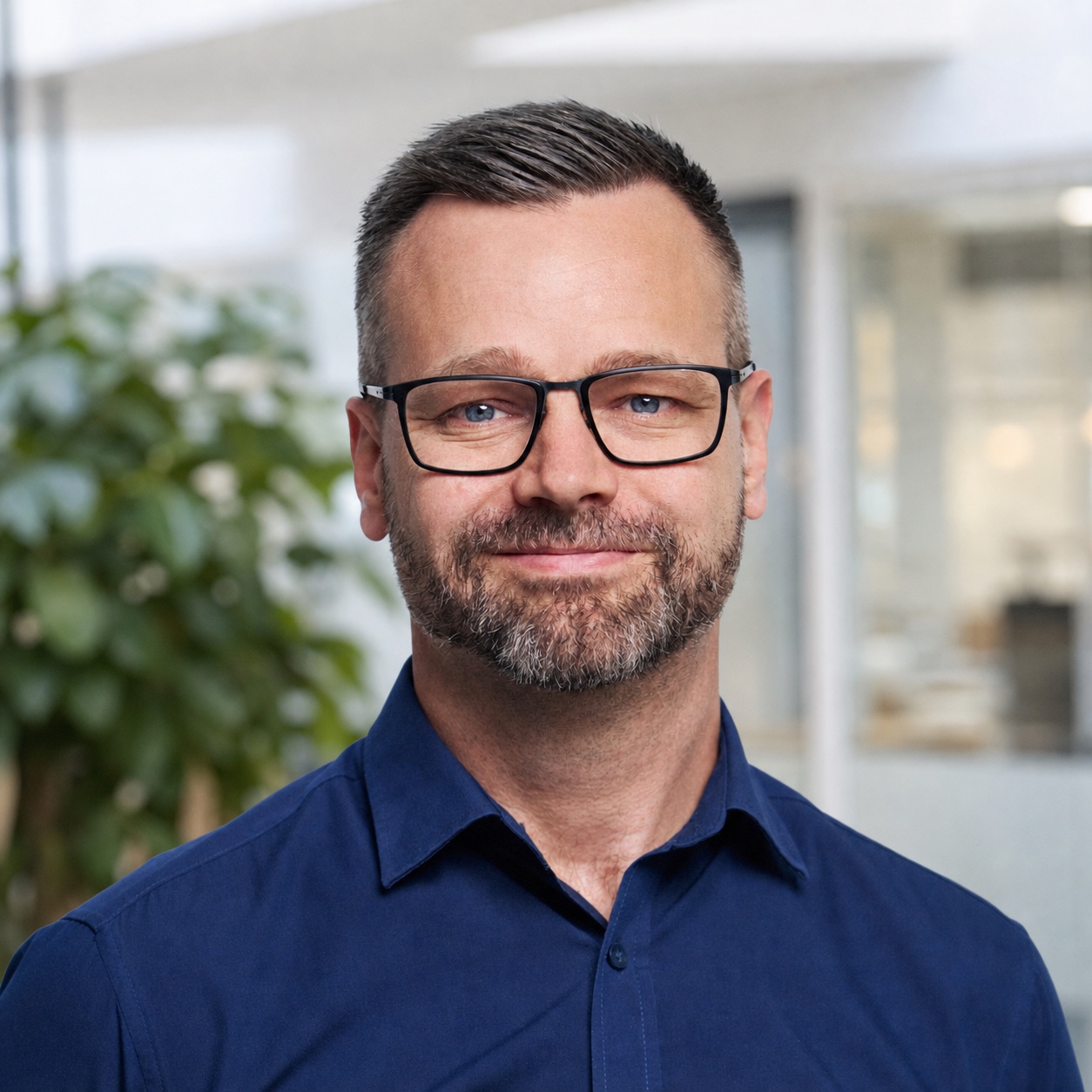 Portræt af Kasper Duchnik med lys kontorbaggrund