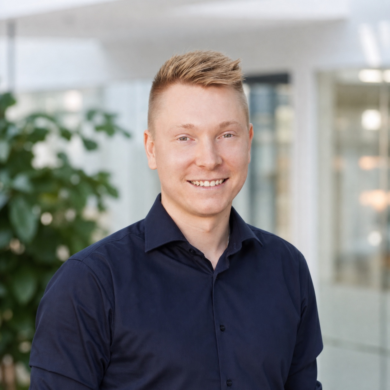 Portræt af Mikkel Tschentscher med lys kontorbaggrund