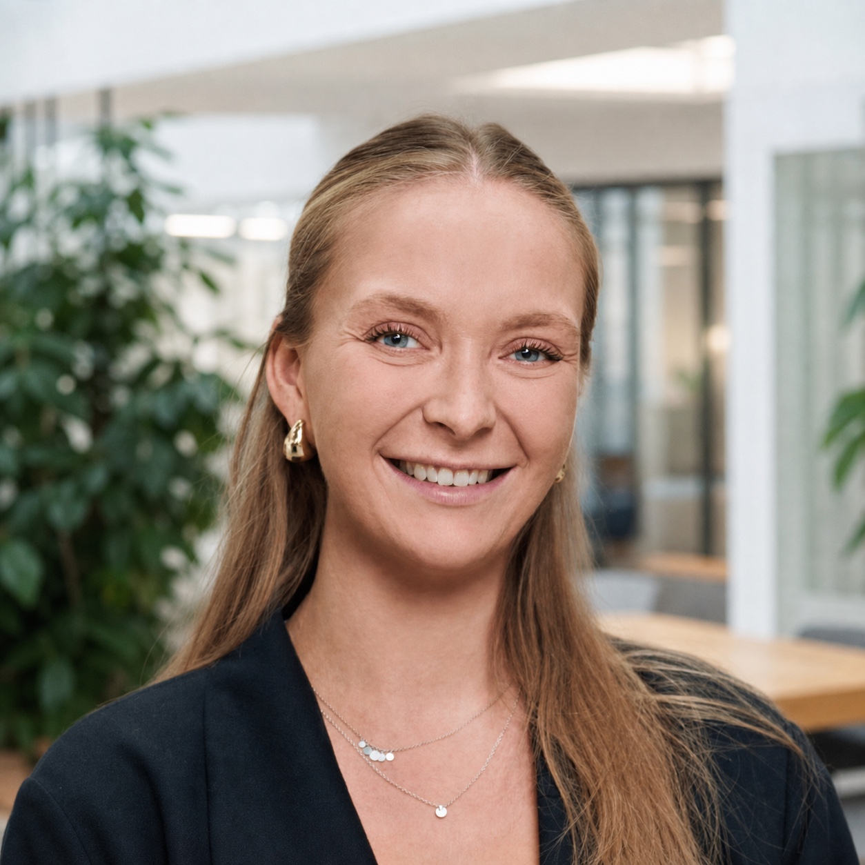 Portræt af Sally Tschentscher med lys kontorbaggrund