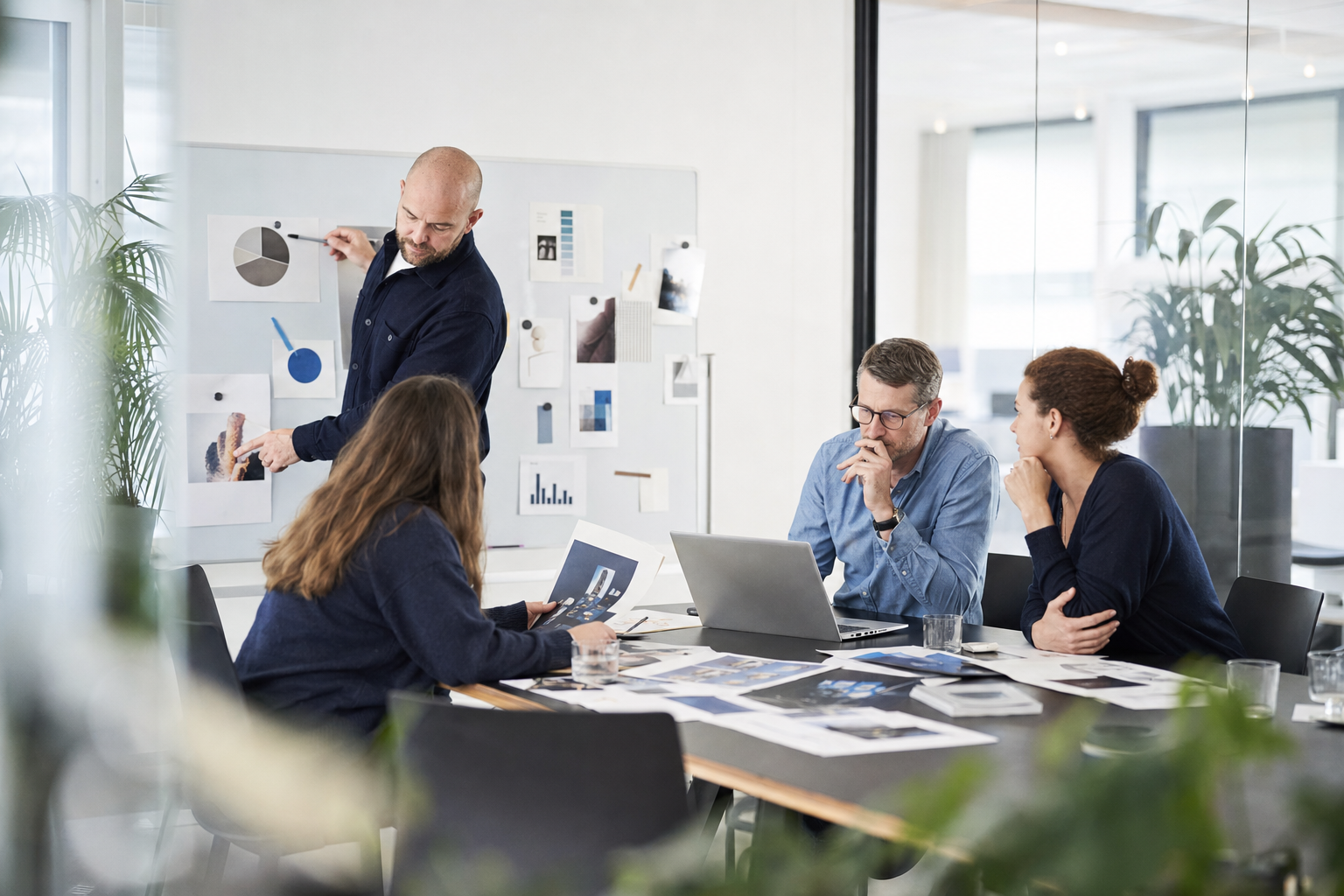 Marketingteam arbejder med kampagneanalyse og kreative koncepter