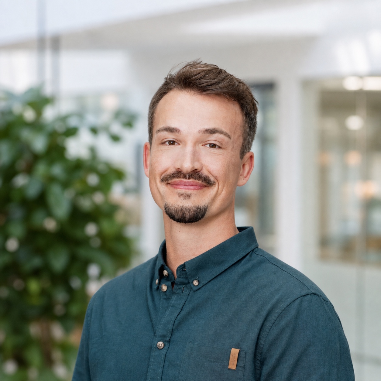 Portræt af Alexander W. Andersen med lys kontorbaggrund