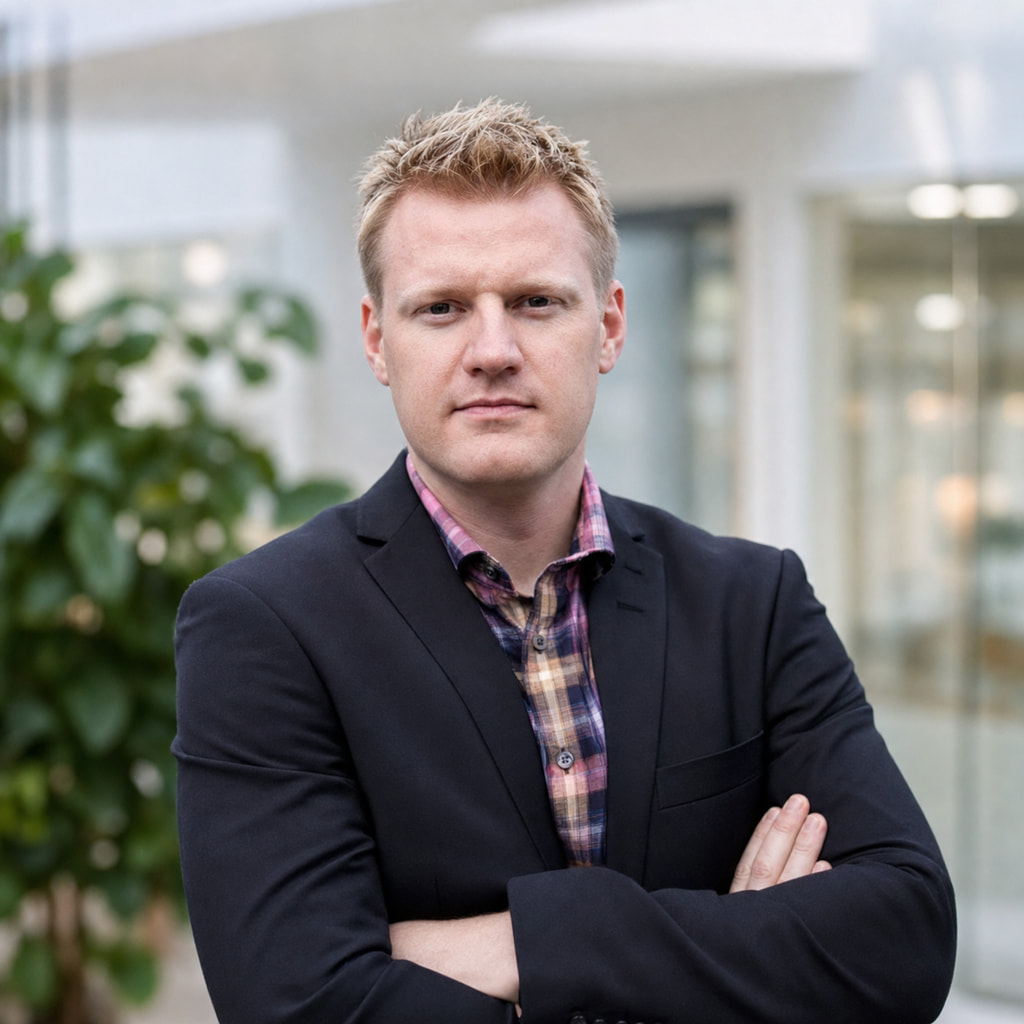Portræt af Brian Brandt med lys kontorbaggrund