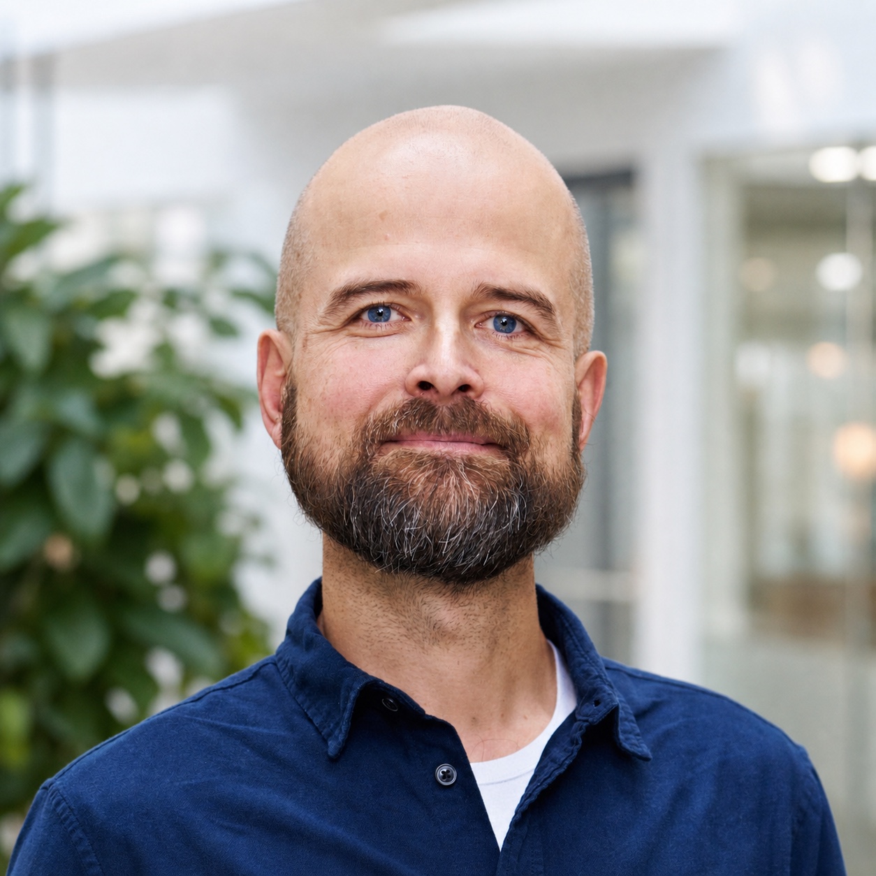 Portræt af Carsten Timm med lys kontorbaggrund