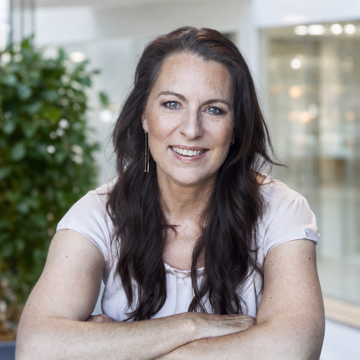 Portræt af Lise Halskov med lys kontorbaggrund