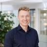 Portræt af Mikkel Tschentscher med lys kontorbaggrund