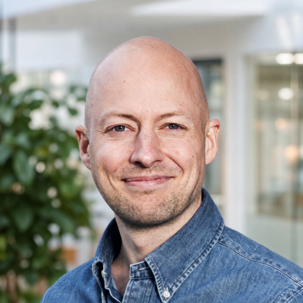 Portræt af Nicolai Teglskov med lys kontorbaggrund