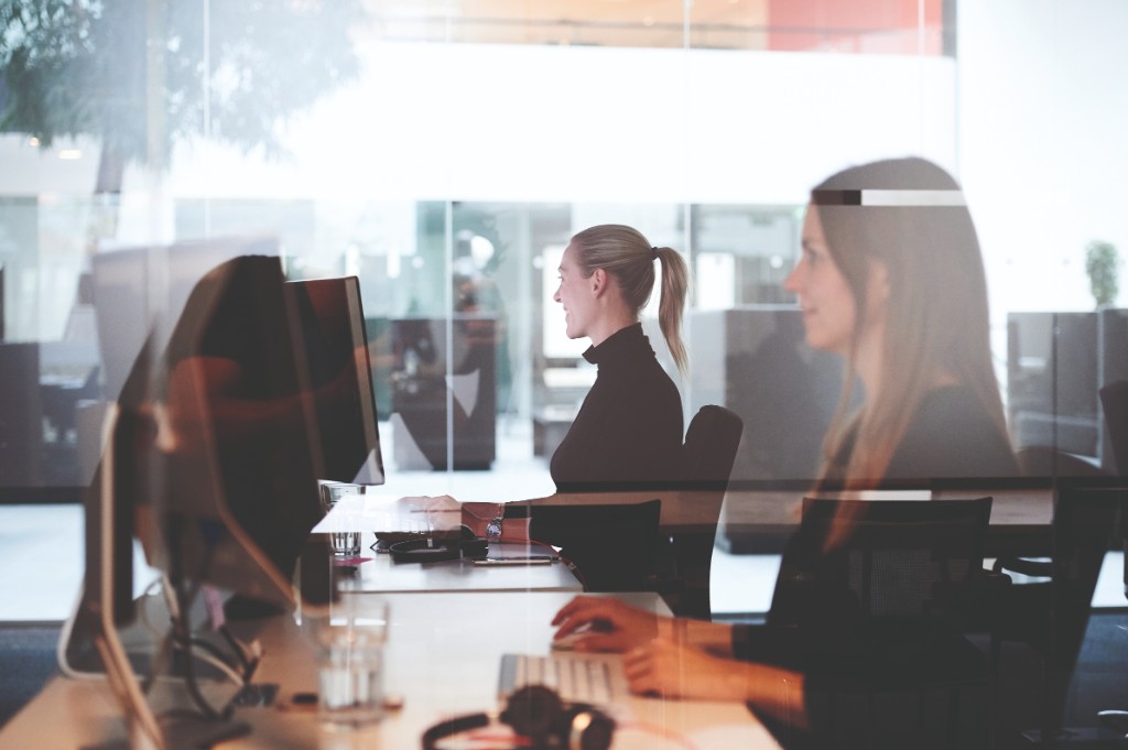 Moderne kontor med medarbejdere der arbejder i Microsoft 365