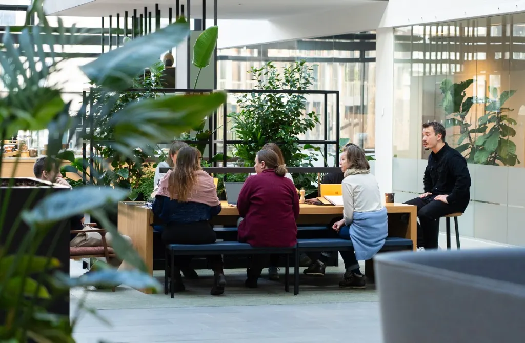 Undervisning og gruppearbejde i et lyst kursusmiljø