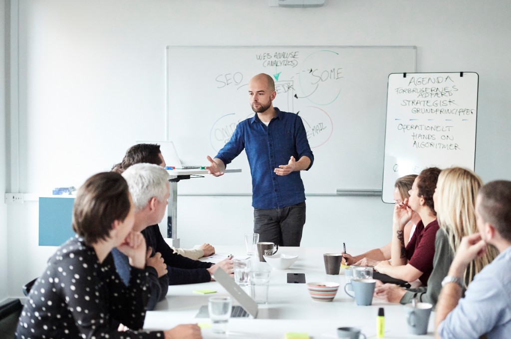 Underviser gennemgår prompt-teknikker ved whiteboard for kursister