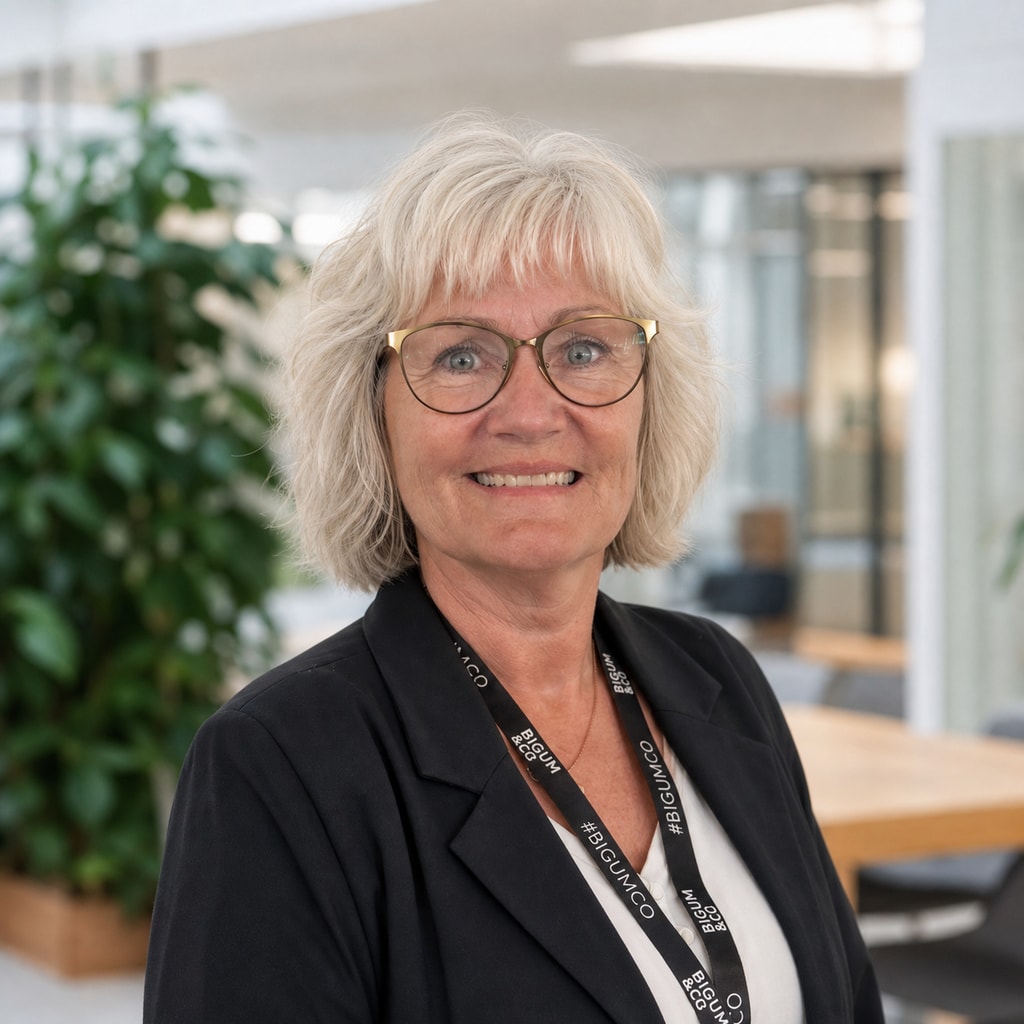 Portræt af Marianne Birch-Rasmussen med lys kontorbaggrund