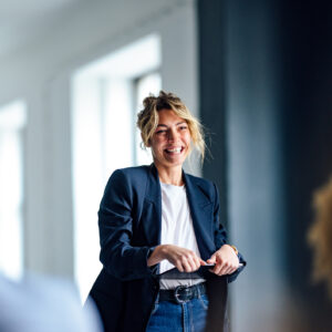 Kvinde underviser i kursus strategisk branding